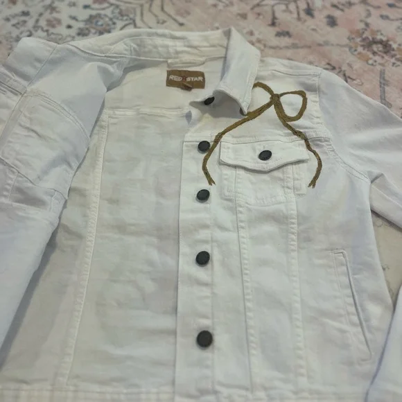 🎀Hand Painted White Denim Jacket with Floral Boot Design - Picture 13 of 13